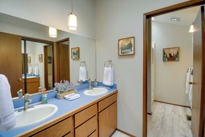 House (5 Bedrooms) | Interior