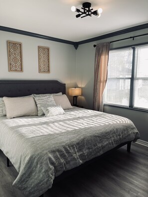 4 bedrooms, WiFi - Modern & Cozy 4 Bedroom home ! (Florence)