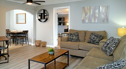 Modern & Cozy 4 Bedroom home !