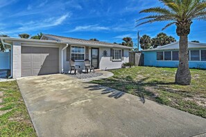 House (2 Bedrooms) | Interior - Coastal Bungalow 2 Blocks to Ormond Beach! (Ormond Beach)