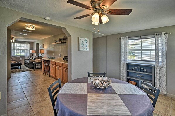 Interior - Coastal Bungalow 2 Blocks to Ormond Beach! (Ormond Beach)