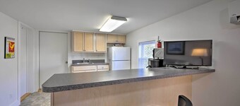 Quaint DT Greenport Apt - 2 Mi to Shelter Island!