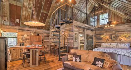 'horse Thief Inn' Cabin Retreat w/ Deck & Hot Tub!