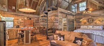 'horse Thief Inn' Cabin Retreat w/ Deck & Hot Tub!