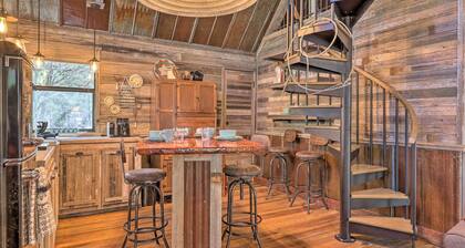 'horse Thief Inn' Cabin Retreat w/ Deck & Hot Tub!