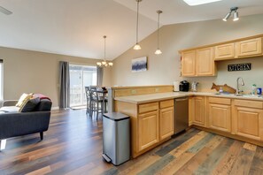 Interior - Accommodating Anchorage Abode < 1 Mi to Jewel Lake (Anchorage)