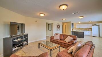 Apartment (3 Bedrooms) | Front of property