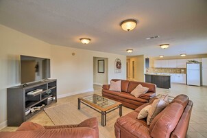 Apartment (3 Bedrooms) | Front of property