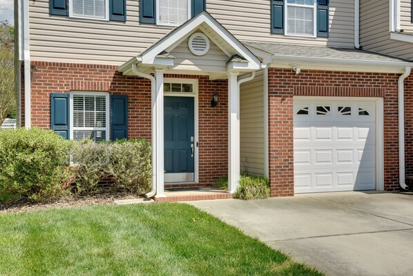 Apartment (1 Bedroom) | Interior - Inviting High Point Townhome With Patio + Privacy! (High Point)