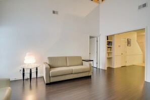 Apartment (1 Bedroom) | Interior - Inviting High Point Townhome With Patio + Privacy! (High Point)