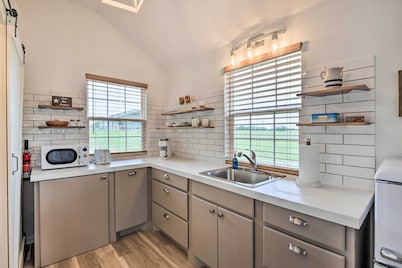 On-site Pond & Fire Pit: Montague Retreat!