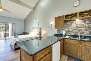 Una cocina moderna con encimera de madera, pileta integrada y salpicadero con diseño geométrico.