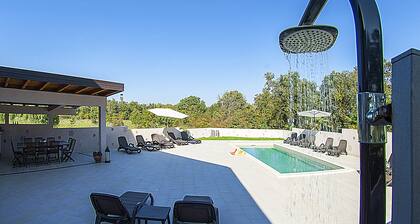 APP1 Romantic villa with pool - 5 min from the beach!