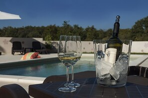 Una piscina al aire libre, una piscina climatizada
