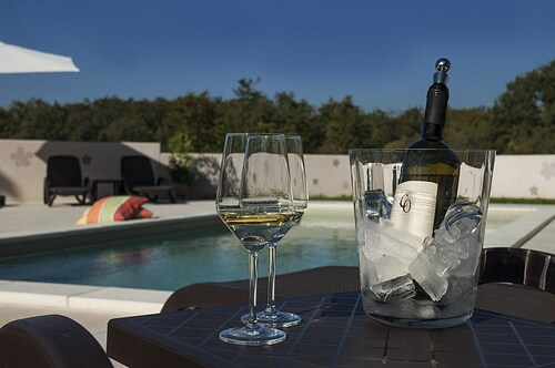 APP1 Romantic villa with pool - 5 min from the beach!