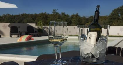 APP1 Romantic villa with pool - 5 min from the beach!
