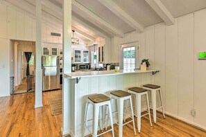 Casa (4 Bedrooms) | Cozinha privada | Micro-ondas, fogão, cooktop, cadeirão de bebê
