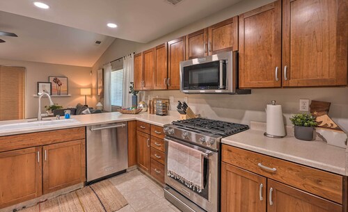 Family-friendly Home, 6 Mi to Riverwalk Plaza