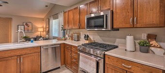 Family-friendly Home, 6 Mi to Riverwalk Plaza