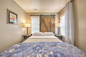 Cottage (2 Bedrooms) | Interior - Cozy Cottage < 2 Mi to Cape Hatteras Natl Shore! (Frisco)