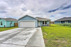 House (3 Bedrooms) | Interior - 2 Mi to Boating: 'RR Sea House' in Aransas Pass! (Ingleside)