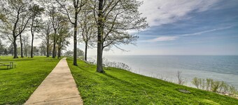 Geneva-on-the-lake Cottage w/ Patio: Walk to Shore