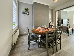 Family Townhome | In-room dining - Daubney House (Cleethorpes)