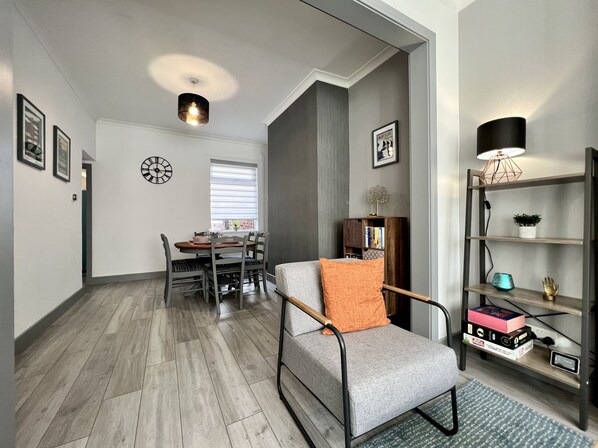 Family Townhome | Living area | 55-inch Smart TV with digital channels, TV, Netflix - Daubney House (Cleethorpes)