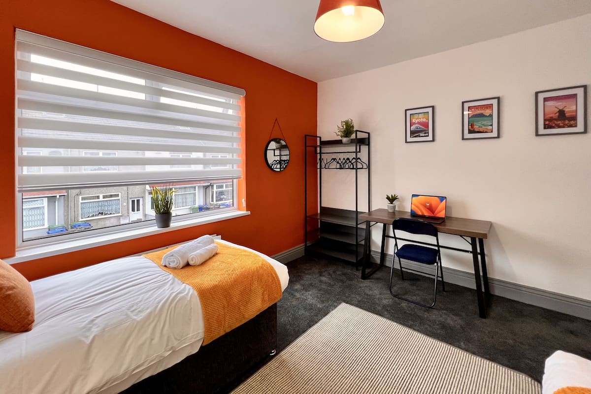 Family Townhome | 3 bedrooms, iron/ironing board, free WiFi