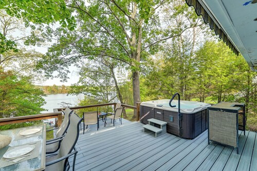 Hot Tub: Secluded Hideaway on Sleepy Hollow Lake