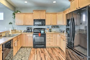 House (3 Bedrooms) | Interior - Oregon Home ~ 17 Mi to The Last Blockbuster! (Redmond)