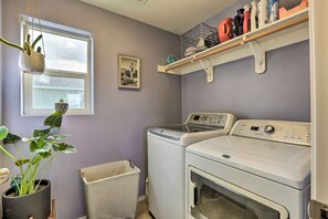 House (3 Bedrooms) | Interior - Oregon Home ~ 17 Mi to The Last Blockbuster! (Redmond)