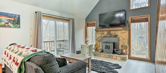 4 Mi to Tubing: Cozy Bushkill Cabin w/ Deck!
