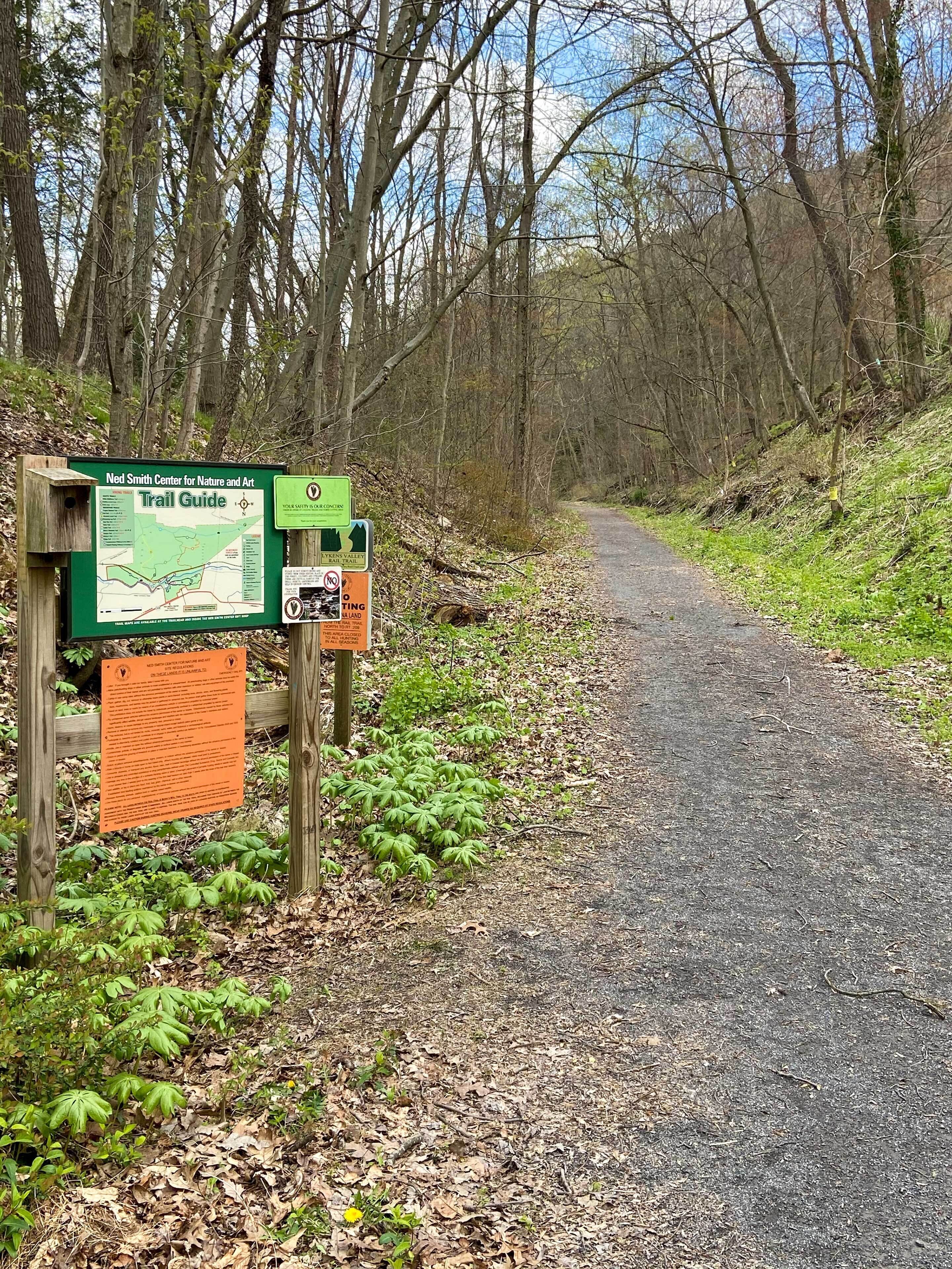 Un letrero de sendero en el Centro Ned Smith para la Naturaleza y el Arte.