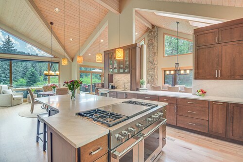 Stunning Mtn Views, Private Stream: Evergreen Gem!