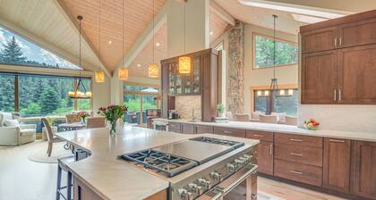 Stunning Mtn Views, Private Stream: Evergreen Gem!