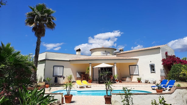 A house with a swimming pool, outdoor seating, and a garden. - Beautiful villa with private pool and sea view (foupana, moncarapacho)