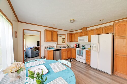 Warm & Inviting Family Home - 2 Mi to Golf Course!