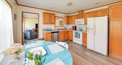 Warm & Inviting Family Home - 2 Mi to Golf Course!