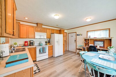 Warm & Inviting Family Home - 2 Mi to Golf Course!