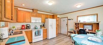 Warm & Inviting Family Home - 2 Mi to Golf Course!