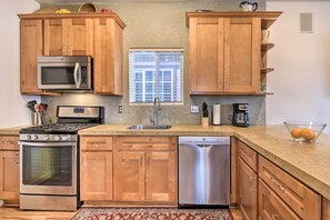 House (2 Bedrooms) | Private kitchen | Microwave, oven, stovetop, dishwasher - Updated Bay Area Abode Near Beach & Dtwn SF! (Richmond)