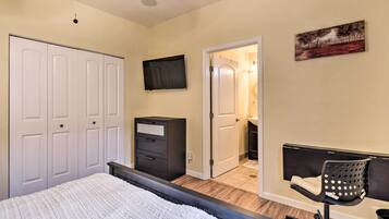 2 slaapkamers, een strijkplank/strijkijzer, beddengoed