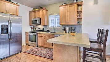 House (2 Bedrooms) | Private kitchen | Microwave, oven, stovetop, dishwasher