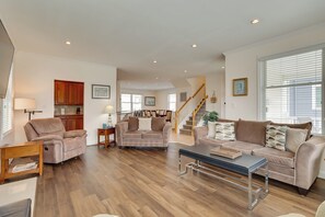 Televisie, een open haard en boeken