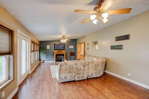 TV - Another Oasis just 6 miles from Holiday World (Gentryville)