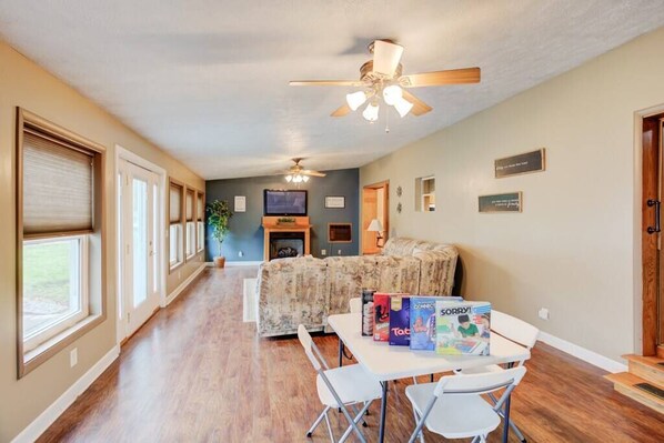 TV - Another Oasis just 6 miles from Holiday World (Gentryville)