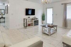 Interior - West Palm Beach Apartment 3 Mi to Shore! (West Palm Beach)