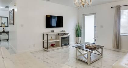West Palm Beach Apartment 3 Mi to Shore!