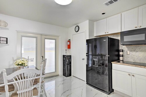 West Palm Beach Apartment 3 Mi to Shore!